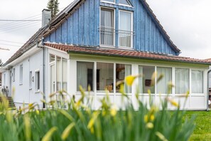 Exterior - Light-Flooded Holiday Apartment “Haus Nussbaum” close to Lake Constance with Wi-Fi, Terrace & Garden; Parking Available (Überlingen-Hödingen)