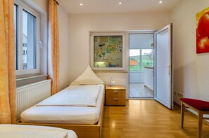 2 bedrooms, free WiFi, bed sheets - Light-Flooded Holiday Apartment “Haus Nussbaum” close to Lake Constance with Wi-Fi, Terrace & Garden; Parking Available (Überlingen-Hödingen)