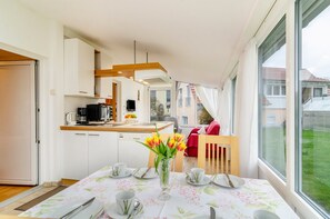 Dining - Light-Flooded Holiday Apartment “Haus Nussbaum” close to Lake Constance with Wi-Fi, Terrace & Garden; Parking Available (Überlingen-Hödingen)