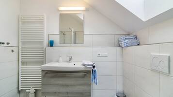 Douche, sĂšche-cheveux, serviettes fournies