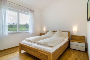 3 slaapkamers, een strijkplank/strijkijzer, gratis wifi, beddengoed