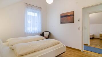 3 bedrooms, iron/ironing board, free WiFi, bed sheets