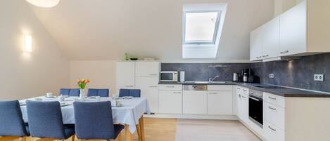 Kylskåp, mikrovågsugn, ugn och spishäll