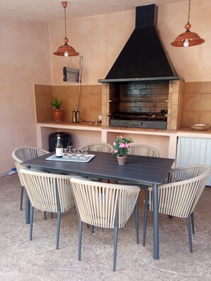 Outdoor dining - Holiday Home Cas Padrins de ses Tanques with Wi-Fi, Garden, Terrace & Pool (Ariany)