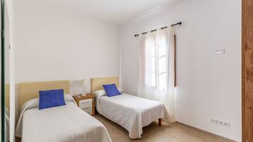 3 bedrooms, iron/ironing board, free WiFi, bed sheets