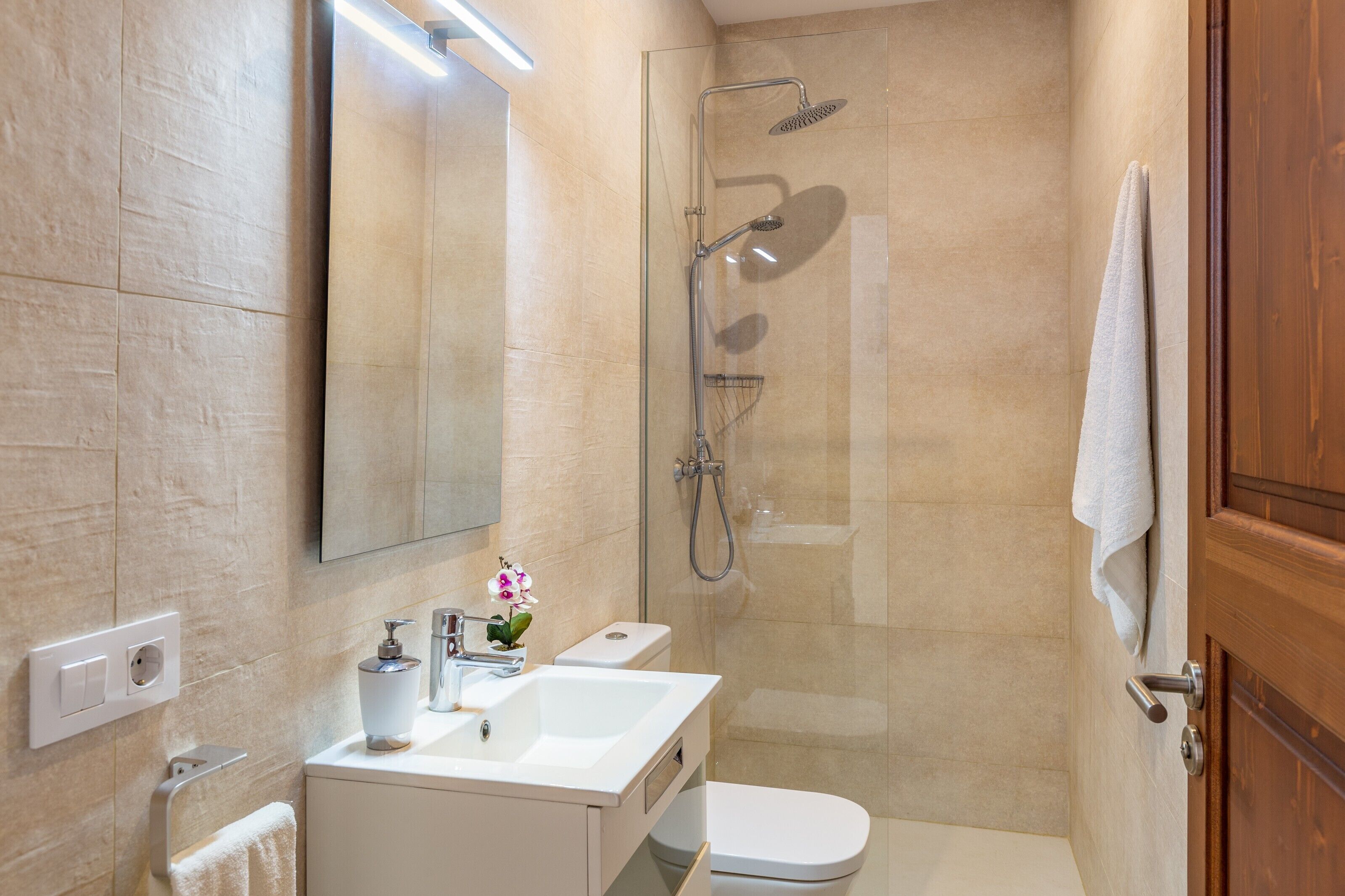 Douche, sèche-cheveux, serviettes fournies