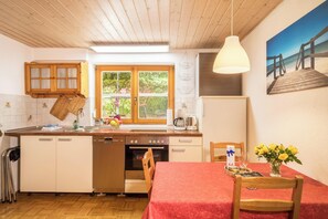 Een koelkast, een magnetron, een oven, een kookplaat