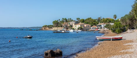 Una spiaggia nelle vicinanze