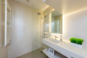 Douche, sèche-cheveux, serviettes fournies