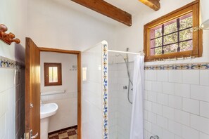Bathtub, free toiletries, hair dryer, towels - Holiday Home “Ses Cases Noves” with Pool, Terrace & WiFi (SA RAPITA)