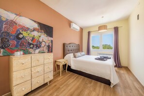 3 slaapkamers, een strijkplank/strijkijzer, gratis wifi, beddengoed