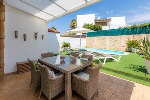 Outdoor dining - Modern and Comfortable Semi-Detached House in a Quiet Residential Area of Cala d'Or (Cala d´Or)