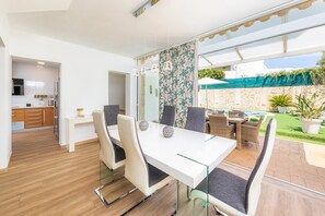 Outdoor dining - Modern and Comfortable Semi-Detached House in a Quiet Residential Area of Cala d'Or (Cala d´Or)