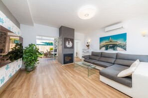 Televisión, chimenea