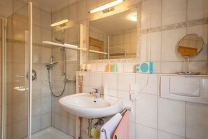 Dusche, Haartrockner, Handtücher
