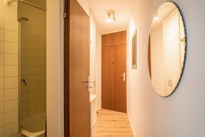 Ducha, artículos de tocador gratuitos, secador de pelo, toallas