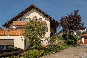 Exterior - Holiday Apartment "Monika Haug" with Lake View, Mountain View, Wi-Fi, Balcony & Garden (Immenstaad am Bodensee)