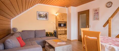 Fernseher, DVD-Player, Stereoanlage