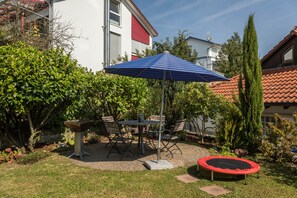 Outdoor dining - Holiday Apartment "Monika Haug" with Lake View, Mountain View, Wi-Fi, Balcony & Garden (Immenstaad am Bodensee)