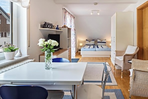 1 slaapkamer, een strijkplank/strijkijzer, gratis wifi, beddengoed