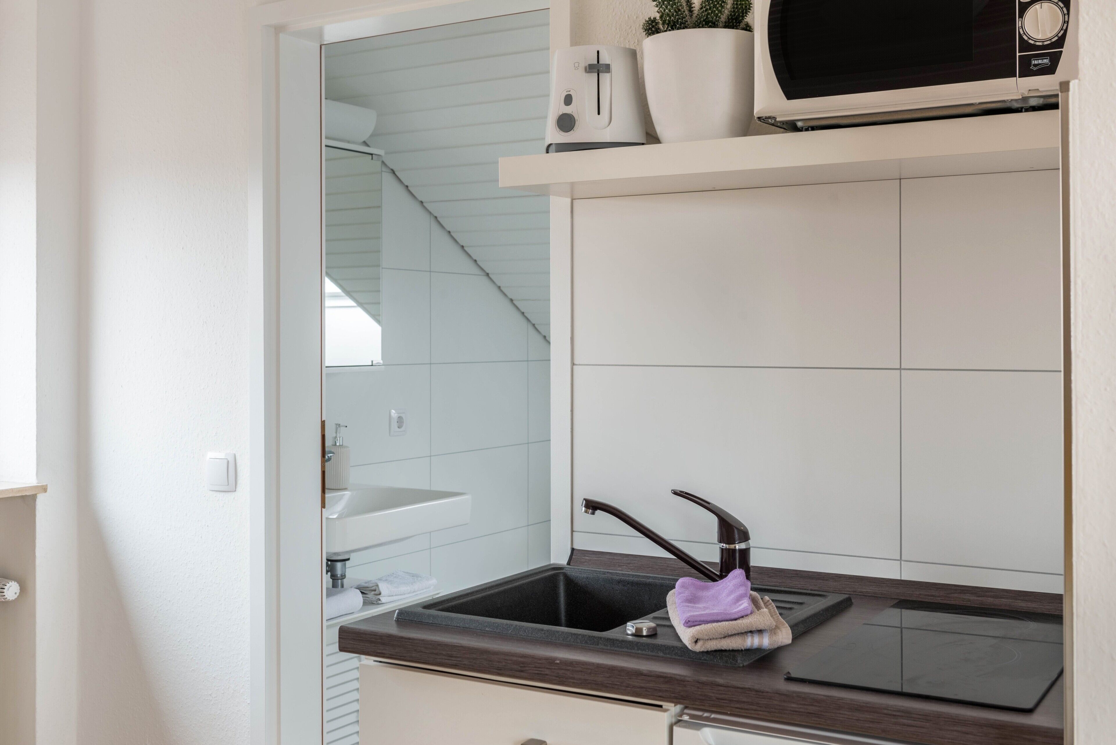 Kühlschrank, Mikrowelle, Herdplatte, Wasserkocher mit Kaffee-/Teezubehör