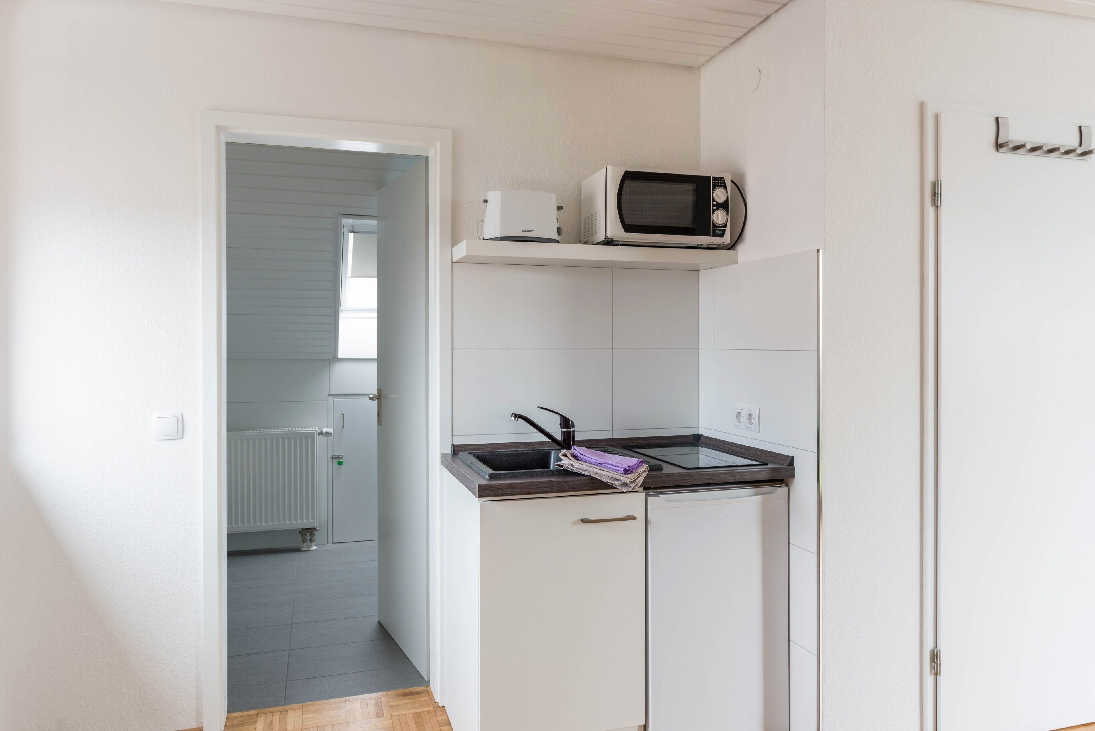 Refrigerador, microondas, placa de cocina, cafetera/tetera