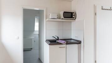 Refrigerador, microondas, placa de cocina, cafetera/tetera