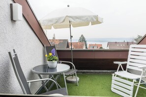 Outdoor dining - Cosy holiday apartment "Maria Feucht" near Lake Constance with lake view (Überlingen)
