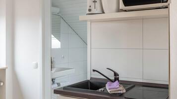 Kühlschrank, Mikrowelle, Herdplatte, Wasserkocher mit Kaffee-/Teezubehör