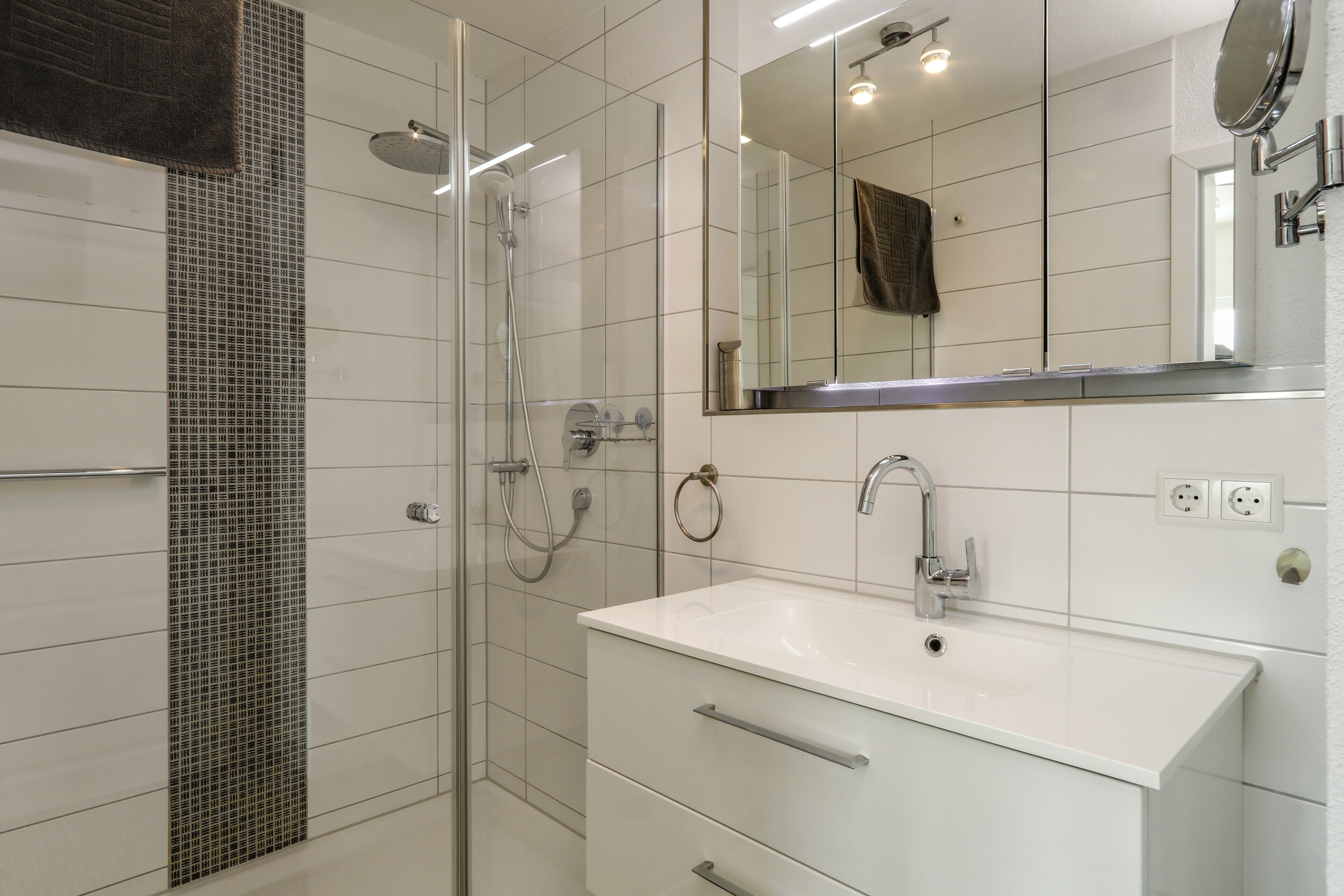 Een douche, een haardroger, handdoeken