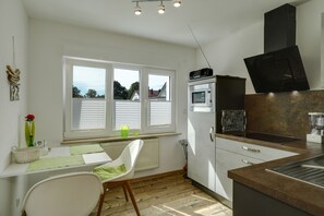 Geladeira, micro-ondas, cooktop, lava-louças