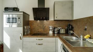Fridge, microwave, stovetop, dishwasher