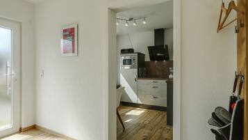 Kühlschrank, Mikrowelle, Herdplatte, Geschirrspüler