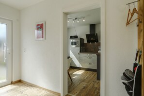 Kühlschrank, Mikrowelle, Herdplatte, Geschirrspüler