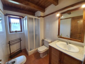 Shower, hair dryer, bidet, towels