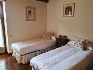 3 bedrooms, iron/ironing board, WiFi, bed sheets