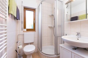 Douche, séchoir à cheveux, serviettes fournies