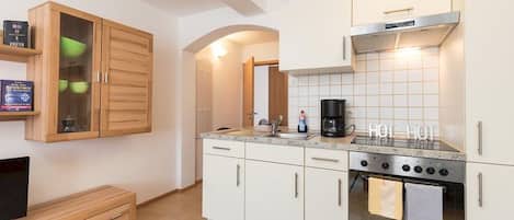 Kühlschrank, Ofen, Herdplatte, Wasserkocher mit Kaffee-/Teezubehör