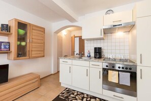 Kühlschrank, Ofen, Herdplatte, Wasserkocher mit Kaffee-/Teezubehör