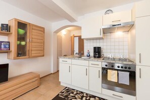 Frigorifero, forno, piano cottura, macchina per tè/caffè