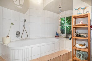 Baignoire, sèche-cheveux, serviettes fournies