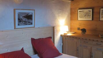 1 slaapkamer, een bureau, een strijkplank/strijkijzer, reisbedje