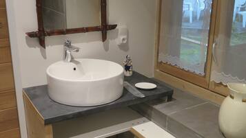 Ensemble douche/baignoire, sèche-cheveux, serviettes fournies, savon