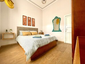 1 camera, una cassaforte in camera, una scrivania, ferro/asse da stiro