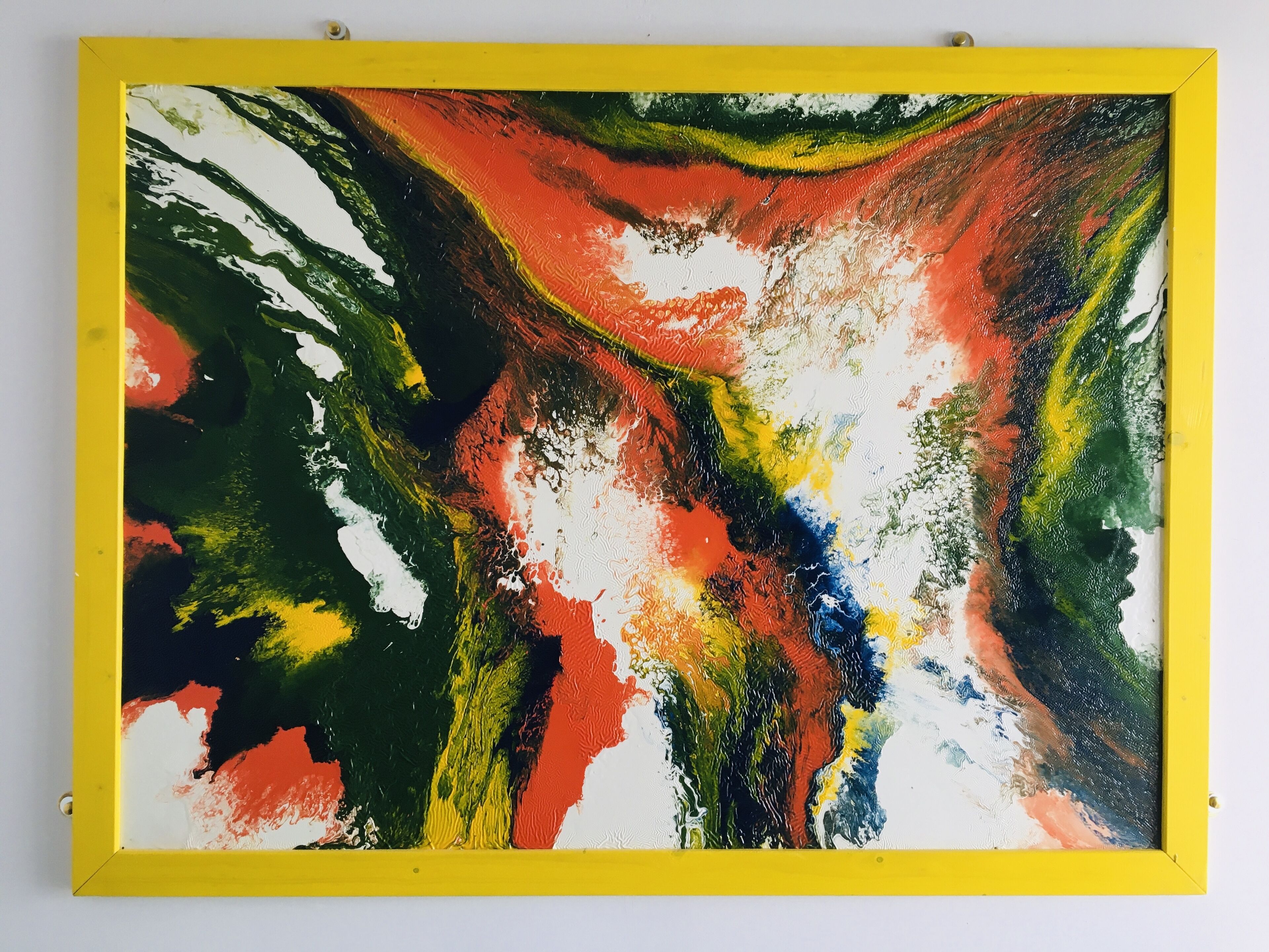 Un cuadro abstracto enmarcado con borde amarillo.