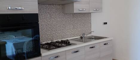 Kühlschrank, Herdplatte, Toaster, Kochgeschirr/Geschirr/Besteck