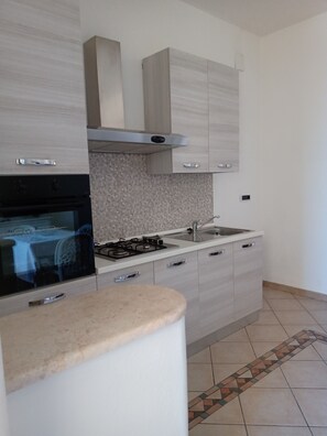 Fridge, stovetop, toaster, cookware/dishes/utensils - At Daniel's house (Sorso)