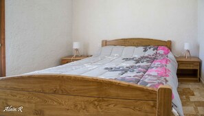 2 bedrooms, iron/ironing board, travel cot, WiFi