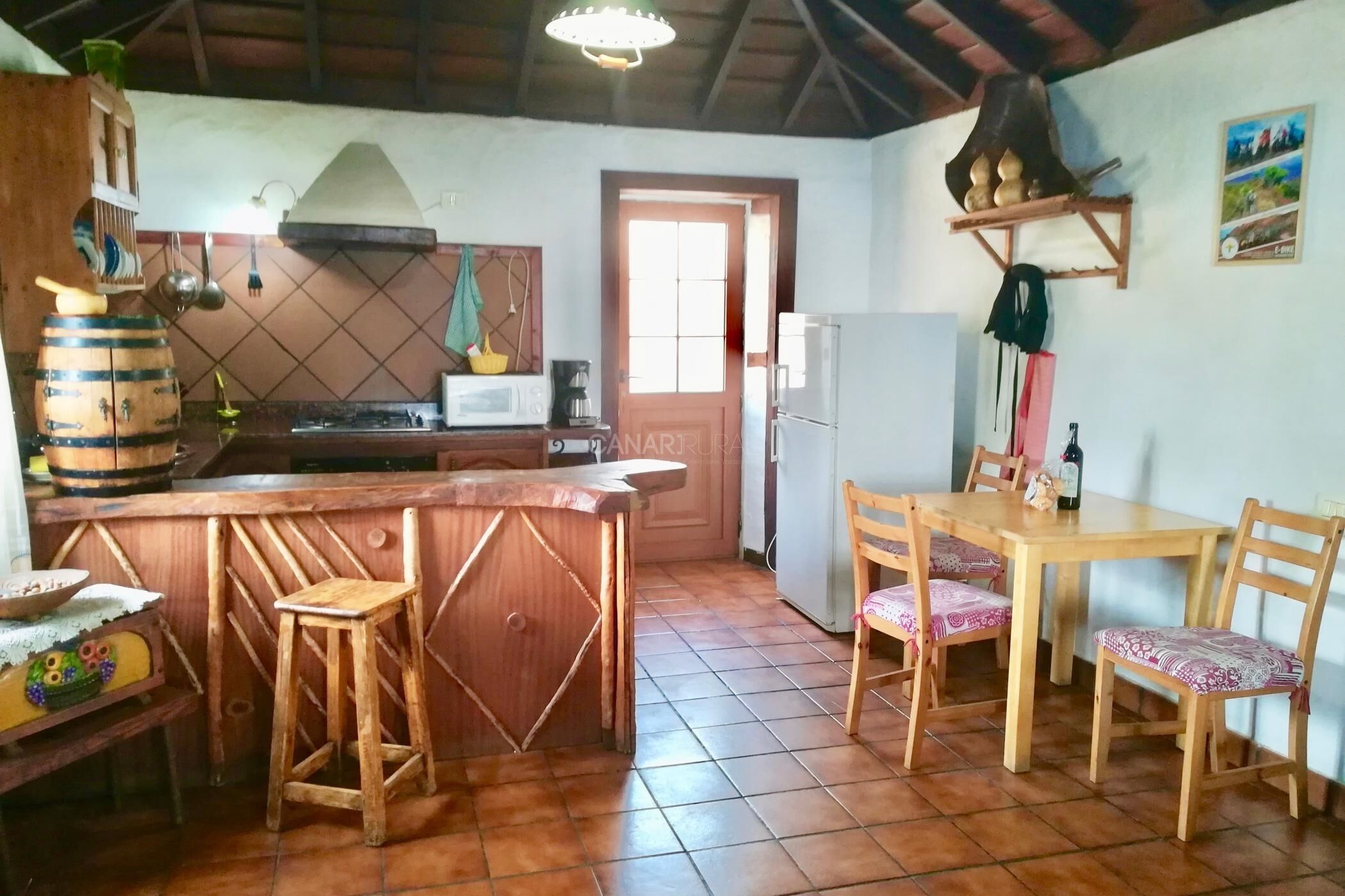 Cafetera y tetera, refrigerador, microondas y horno 