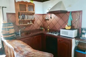 Refrigerador, microondas, horno y cafetera y tetera 